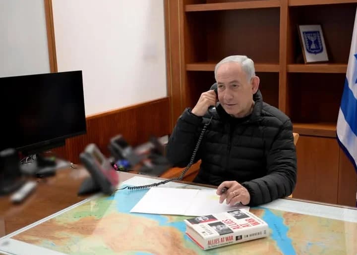 Benjamin Netanyahu fala ao telefone em seu gabinete