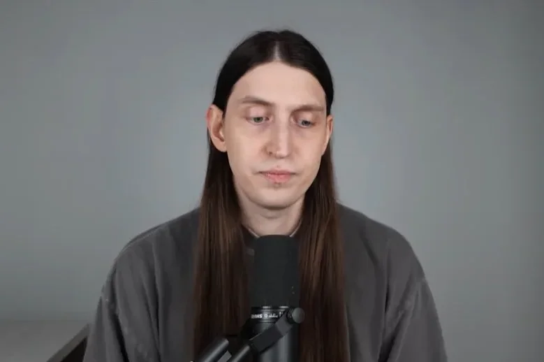 O influenciador Felca diante de um microfone