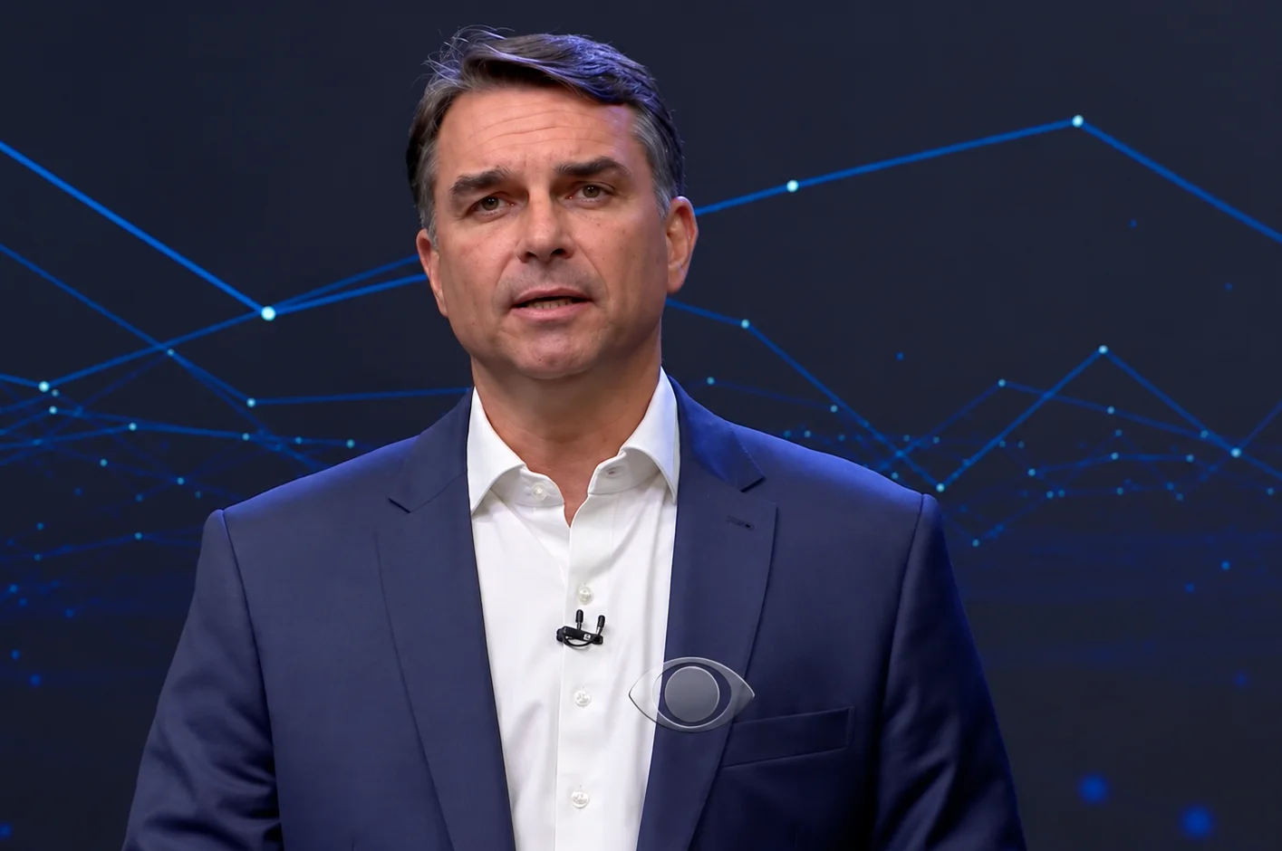 Flávio Bolsonaro fala durante debate na Band