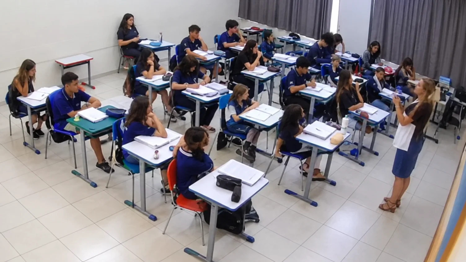 Professora em sala de aula com alunos