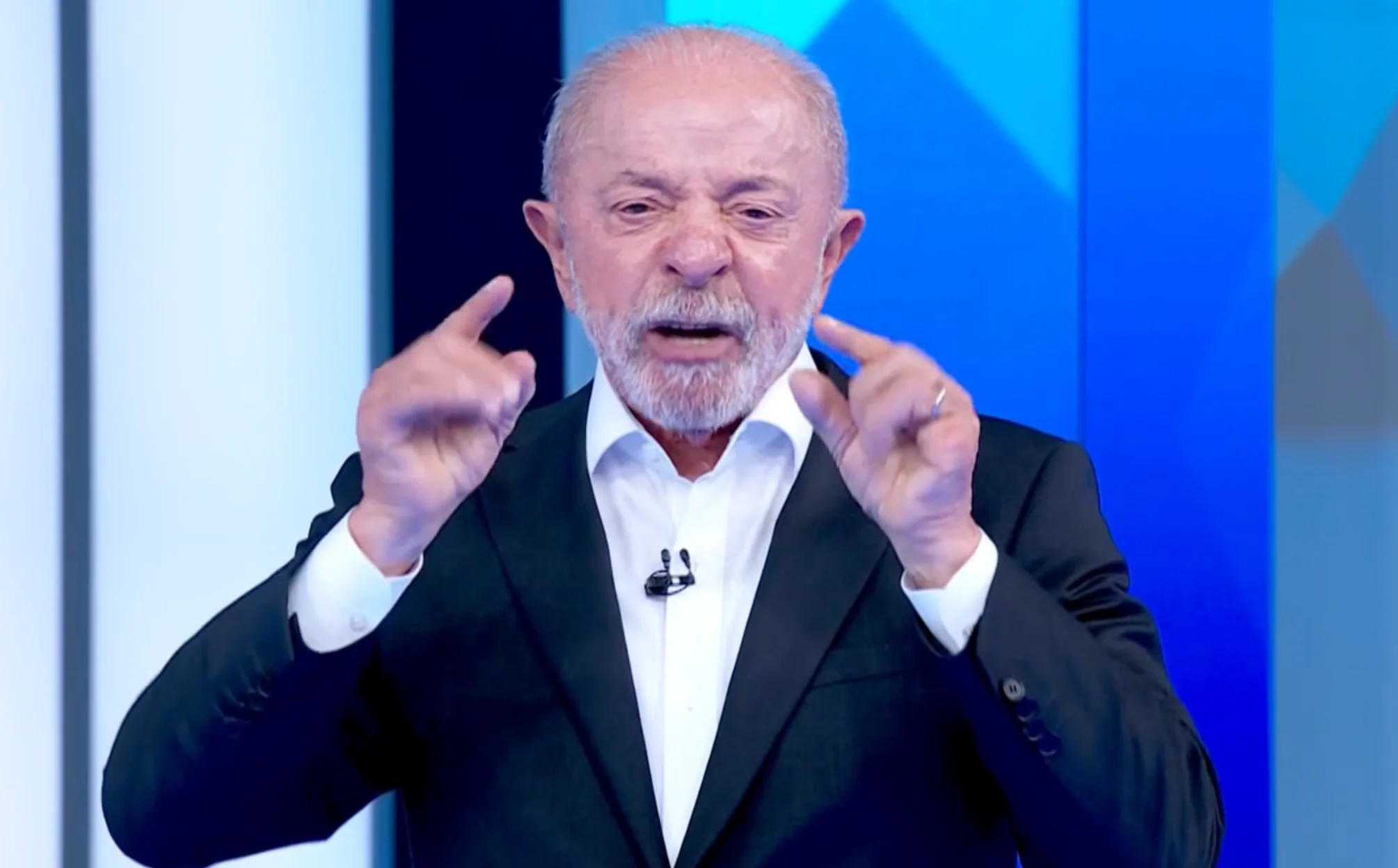 Candidato gesticula durante o debate da Globo