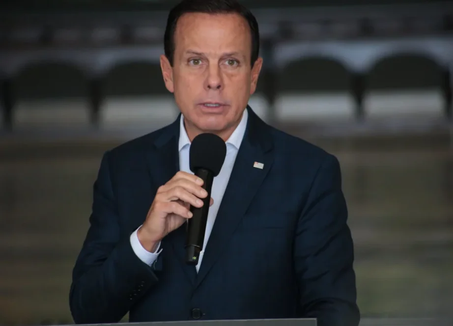 Ex-governador de São Paulo discursa ao microfone