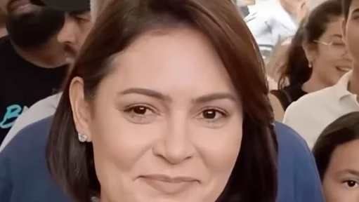 Michelle Bolsonaro fala com jornalistas no dia do segundo turno
