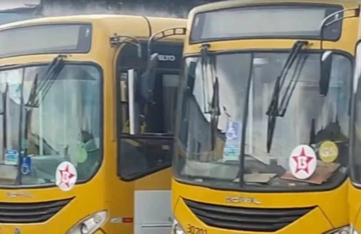 Ônibus parados em garagem de Salvador com adesivos de campanha