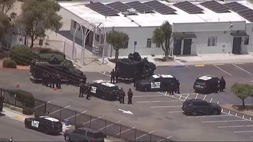 Policiais no centro islâmico de São Diego