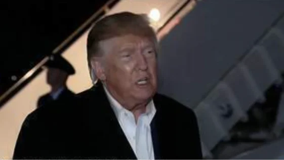 Donald Trump fala com jornalistas ao lado do avião presidencial