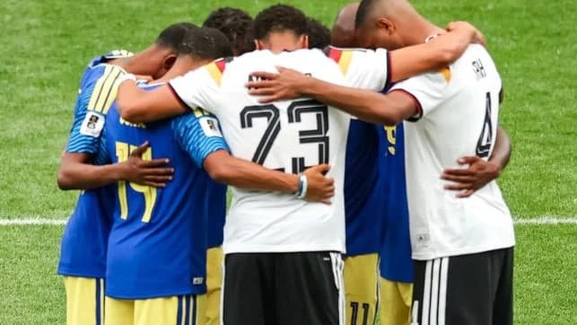 Jogadores da Alemanha e Curaçao rezando juntos