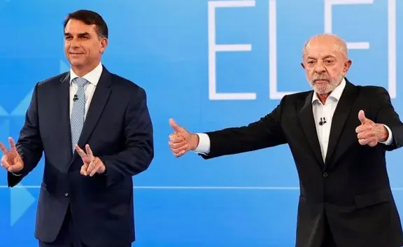 Flávio Bolsonaro e Lula no estúdio do debate