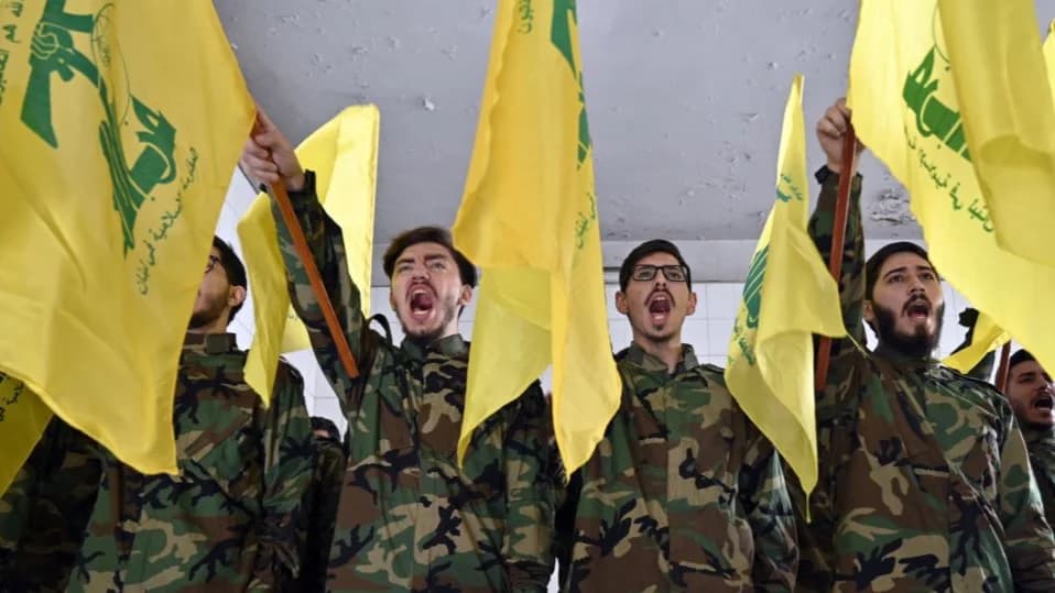 Militantes do Hezbollah agitam bandeiras do grupo terrorista