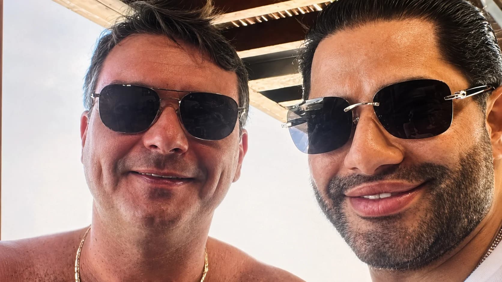 Flávio Bolsonaro ao lado de Sicário