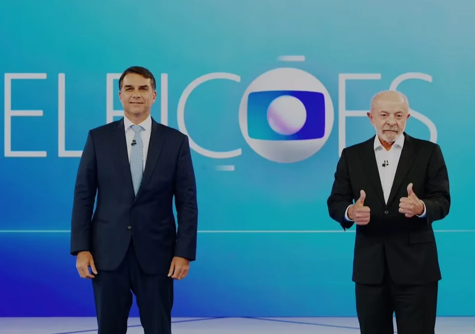 Candidatos posam no estúdio do debate da Globo