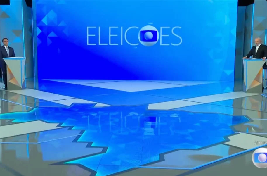Estúdio do debate presidencial da Globo com os dois candidatos nos púlpitos